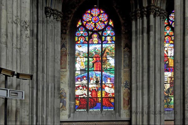 Die tiefblauen und leuchtend roten Farben der Fenster versetzen einen in Staunen