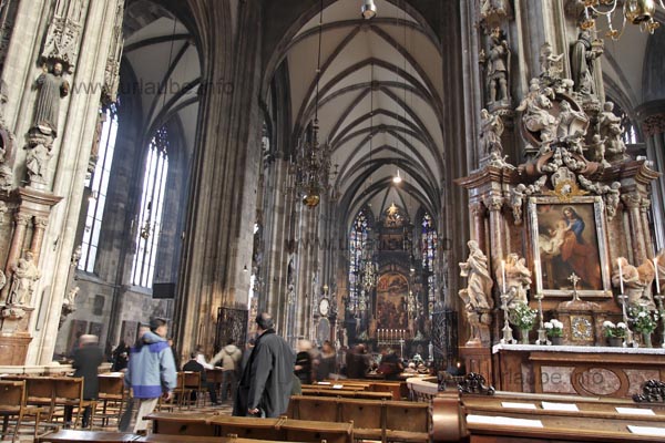 Im Langhaus des Stephansdoms finden sich zentral und an den Seitenwänden immer wieder kleine Nischen mit symbolträchtigen Altären