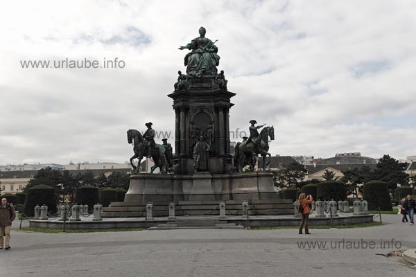 Auf dem Platz vor den beiden Museen thront überlebensgroß Maria Theresia.
