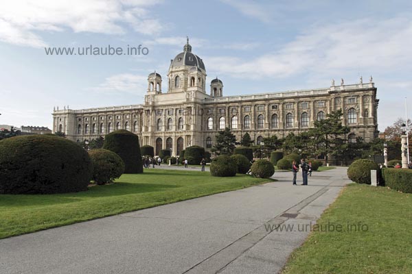 Das Naturhistorische Museum ähnelt dem ihm gegenüberstehenden Kunsthistorischen Museum wie ein Ei dem anderen.