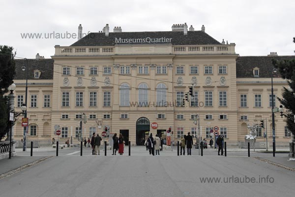 Auf dem Weg zum Museumsquartier betritt man mit Durchschreiten dieses Hauses eine neue moderne Melt.