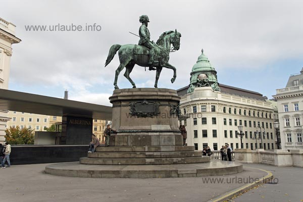 Da wir im Innern der Albertina nicht fotografieren durften, zeigen wir hier das Standbild, das sich unmittelbar vor dem Eingang befindet.