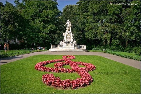 Im Burggarten steht ein Denkmal von Wolfgang Amadeus Mozart.