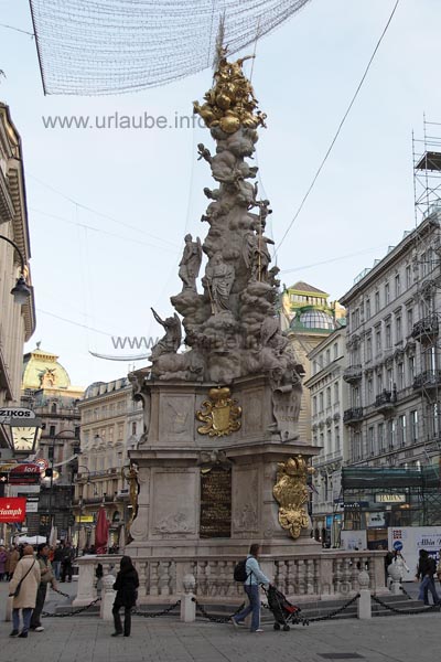 Die Pestsäule inmitten der Fußgängerzone