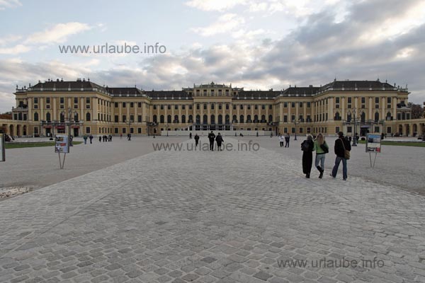 Das Gelb der Vorderseite von Schloss Schönbrunn ist bei bewölktem Wetter nicht so strahlend.