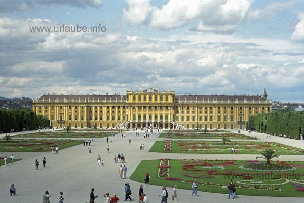 Bei Sonnenschein erstrahlt die Rückseite von Schloss Schönbrunn in vollem Glanz
