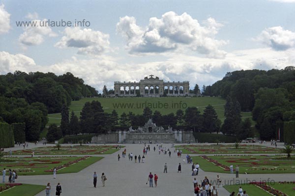 Vom Schloss aus hat man einen weiten Blick in den schön angelegten Schlosspark und die gegenüberliegende Gloriette.