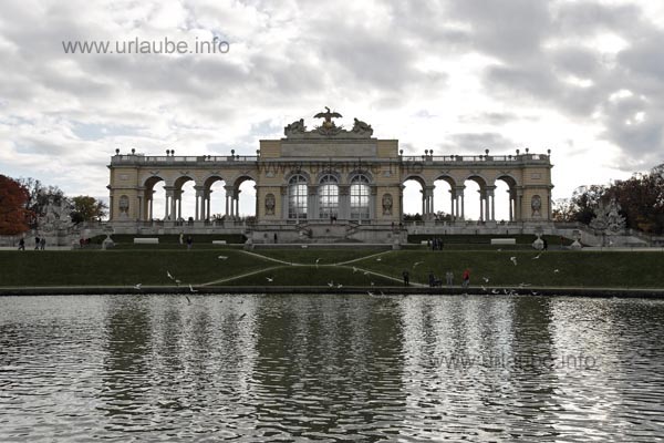 Erst auf dem Hügel entdeckt man einen kleinen angelegten Teich vor der Gloriette.