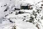 Die Station Gornergrat mit einem gerade ankommenden Zug; gleich am Bahnhof beginnt die Ski-Piste