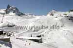 Das Skigebiet Theodulgletscher von der Station Trockener Steg (2939 m) aus gesehen, links das Klein Matterhorn