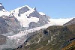 Das Strahlhorn (4190 m) mit dem Findelngletscher; ganz vorne sieht man die Gornergratbahn