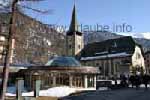 Die Kirche im Zentrum von Zermatt, davor das Casino